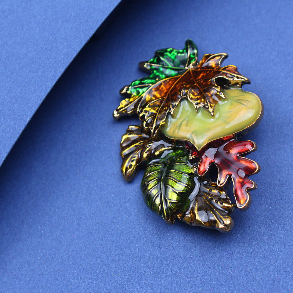 Antik uslubdagi emal yaproq brosh pin vintage zargarlik ayollar uchun qorong'u tonlarda