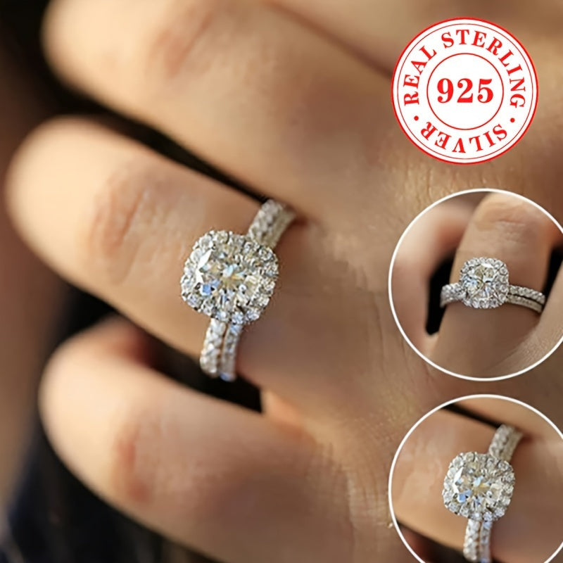 Ayolingiz bilan sevgilingizni nishonlang, 4.9g 925 Sterling Silverdan tayyorlangan 2-burchakli Nikoh uzuklar to'plami bilan. Klassik 4-prong Solitaire dizayni va porloq Cubic Zirconia toshlari bilan, bu elegant to'plam to'ylar uchun mukammal.