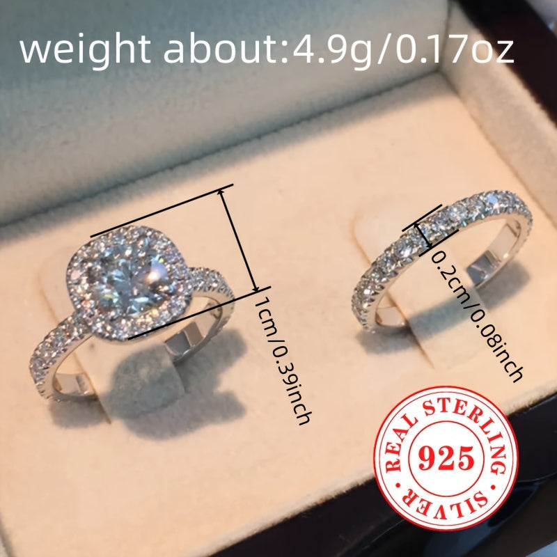 Ayolingiz bilan sevgilingizni nishonlang, 4.9g 925 Sterling Silverdan tayyorlangan 2-burchakli Nikoh uzuklar to'plami bilan. Klassik 4-prong Solitaire dizayni va porloq Cubic Zirconia toshlari bilan, bu elegant to'plam to'ylar uchun mukammal.