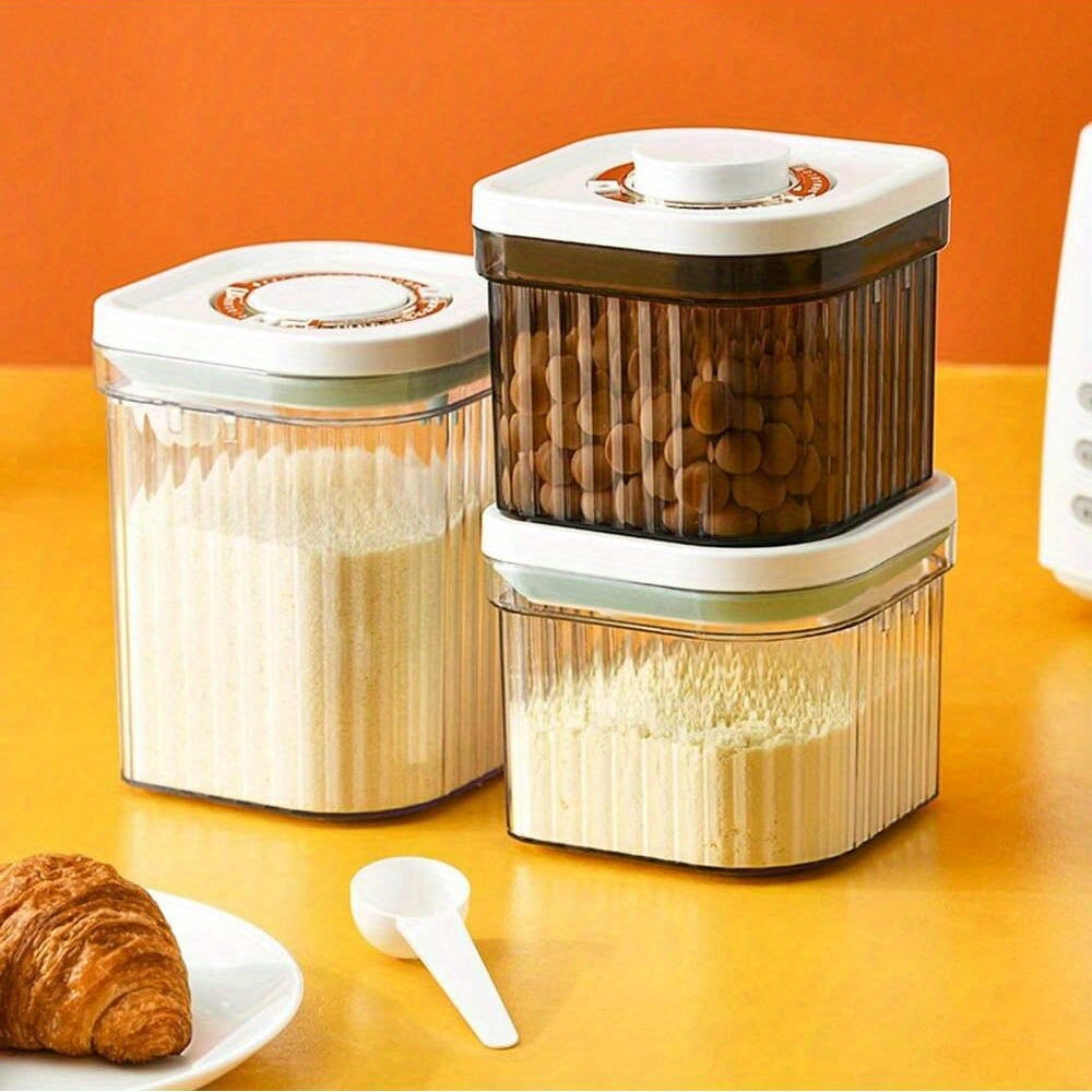 Yopiq qopqoq va formula saqlash uchun alohida bo'limlari bo'lgan ko'chma sut kukuni idishi, yosh bolalar uchun mos.