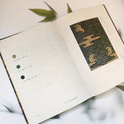 Libro de tapa dura con patrones textiles del período Edo japonés Edición china Diseños tradicionales 128 páginas