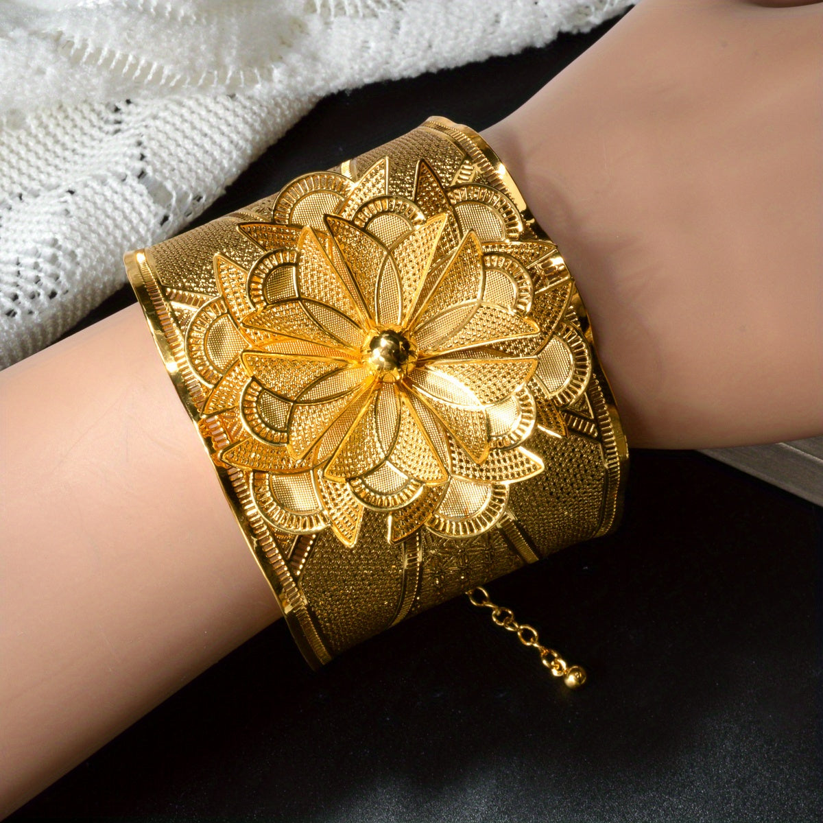 Винтажный цветочный набор украшений из резного меди с геометрическим пустотелым узором, вечный модный аксессуар для женщин, идеально подходит для свадеб и особых мероприятий, универсальный для ношения в любое время года.