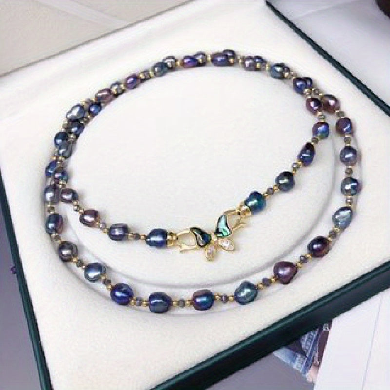 Vintage hip-hop uslubidagi shirin suv marvaridlaridan yasalgan zanjir, barokko notekis toshlar bilan, to'ylar va norasmiy kiyimlar uchun mukammal. Oson sovg'a berish uchun sovg'a qutisi bilan birga keladi.