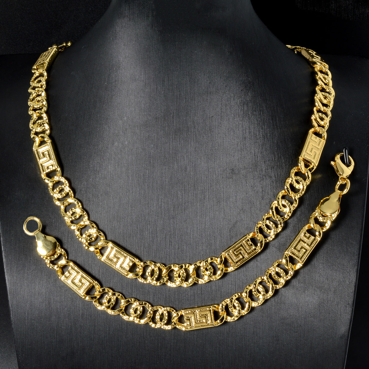 Ushbu zamonaviy Hip Hop Fashion Rapper marjon va bilaguzuk to'plami bilan tasodifiy kiyimingizni to'ldiring, u trendy bog'ich zanjir dizayniga ega. Har qanday moda yo'nalishidagi shaxs uchun mukammal sovg'a bo'ladi.