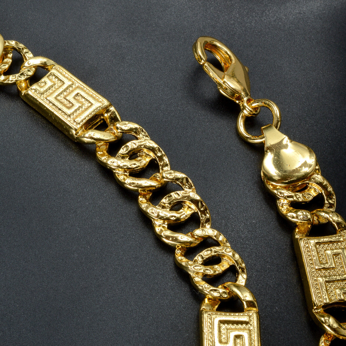 Ushbu zamonaviy Hip Hop Fashion Rapper marjon va bilaguzuk to'plami bilan tasodifiy kiyimingizni to'ldiring, u trendy bog'ich zanjir dizayniga ega. Har qanday moda yo'nalishidagi shaxs uchun mukammal sovg'a bo'ladi.