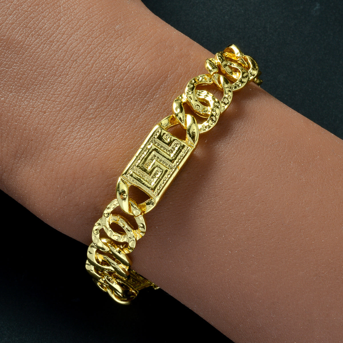 Ushbu zamonaviy Hip Hop Fashion Rapper marjon va bilaguzuk to'plami bilan tasodifiy kiyimingizni to'ldiring, u trendy bog'ich zanjir dizayniga ega. Har qanday moda yo'nalishidagi shaxs uchun mukammal sovg'a bo'ladi.