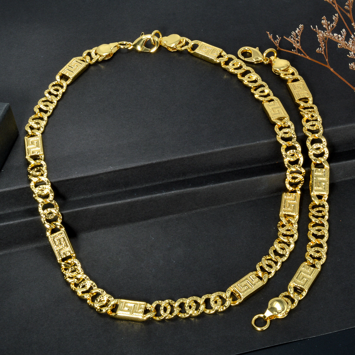 Ushbu zamonaviy Hip Hop Fashion Rapper marjon va bilaguzuk to'plami bilan tasodifiy kiyimingizni to'ldiring, u trendy bog'ich zanjir dizayniga ega. Har qanday moda yo'nalishidagi shaxs uchun mukammal sovg'a bo'ladi.