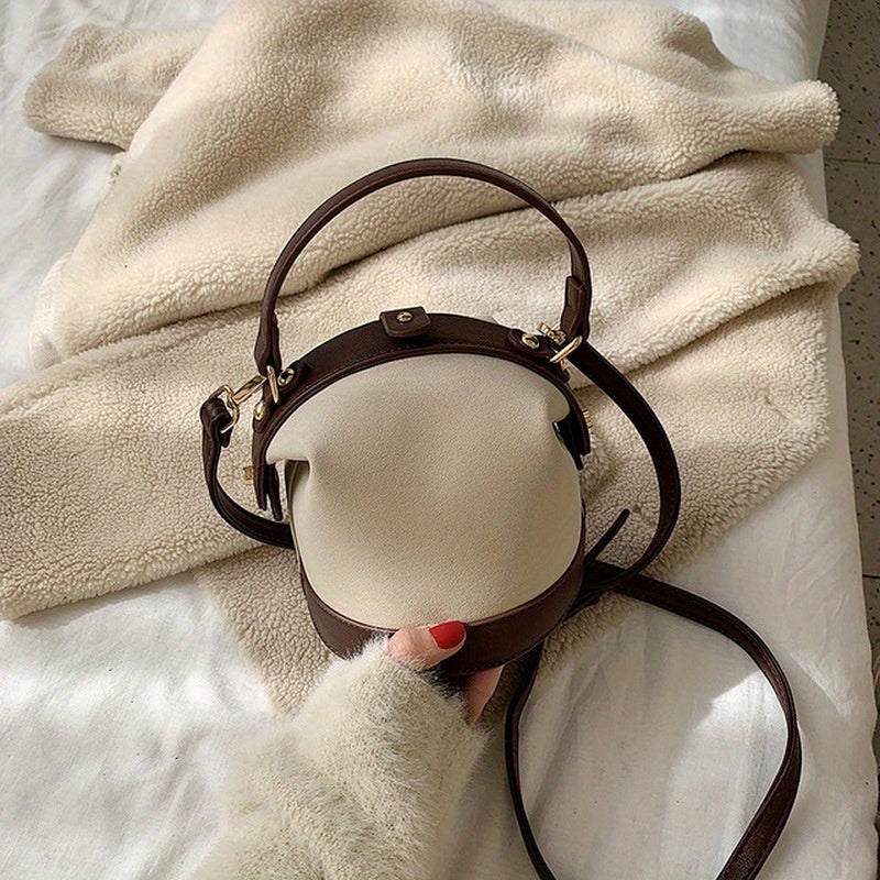 Ikki rangli jigarrang va bej rangdagi zamonaviy ayollar uchun bucket sumka, oltin aksessuarlar bilan, sayohat va har kuni foydalanish uchun ideal. Zamonaviy to'plam sumkasi variant.