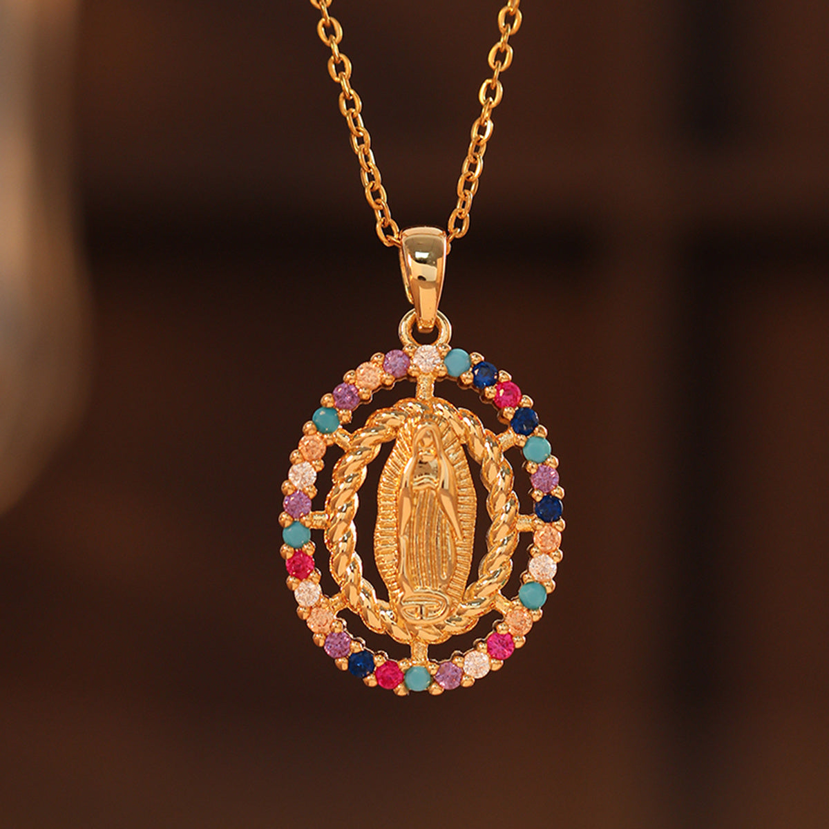 Elegante conjunto de joyería de dos piezas, collar y pendientes, colores vibrantes para ropa formal