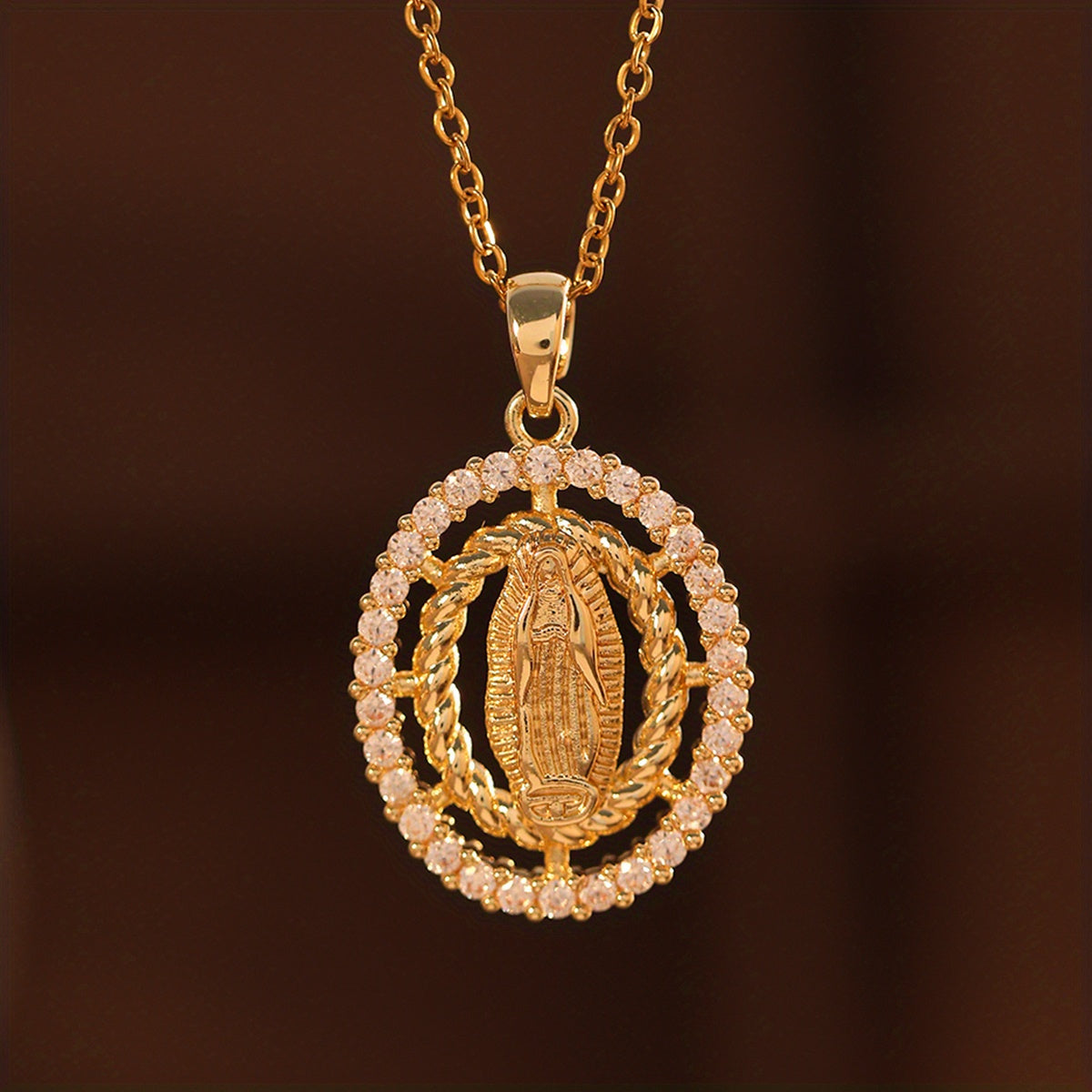 Elegante conjunto de joyería de dos piezas, collar y pendientes, colores vibrantes para ropa formal