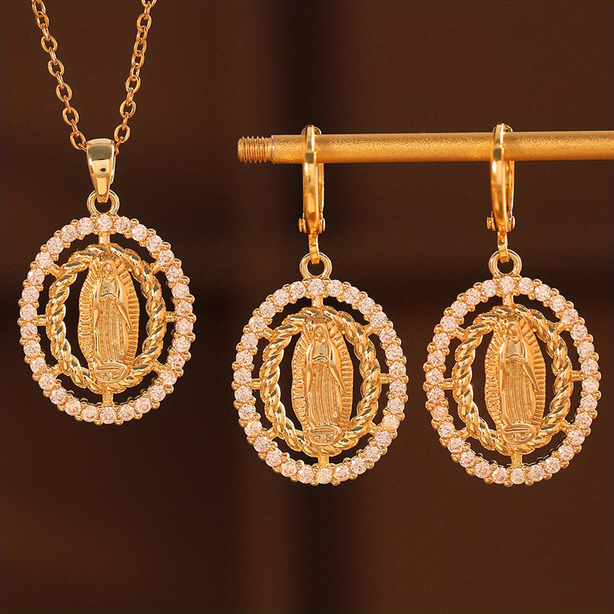 Elegante conjunto de joyería de dos piezas, collar y pendientes, colores vibrantes para ropa formal