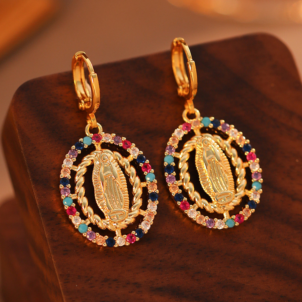 Elegante conjunto de joyería de dos piezas, collar y pendientes, colores vibrantes para ropa formal