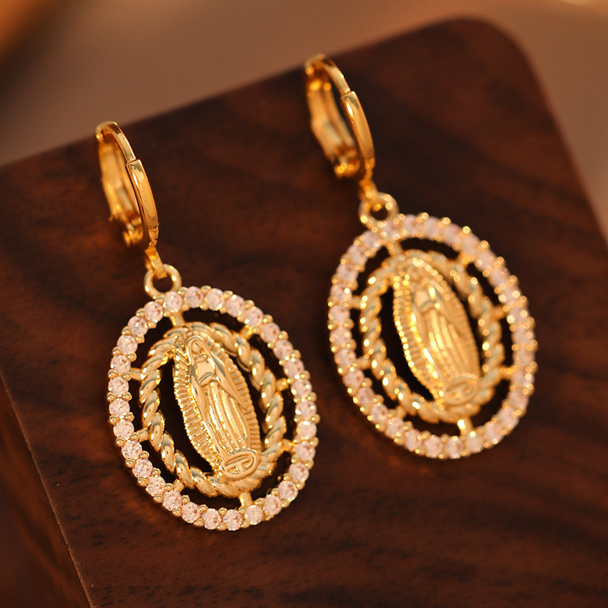 Elegante conjunto de joyería de dos piezas, collar y pendientes, colores vibrantes para ropa formal