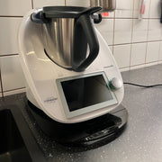 Этот прочный аксессуар для кухонного комбайна представляет собой однослойный акриловый противоскользящий коврик, специально разработанный для Thermomix TM5 TM6. Он служит опорной подушкой для вашего кухонного прибора и доступен в черном и белом вариантах.