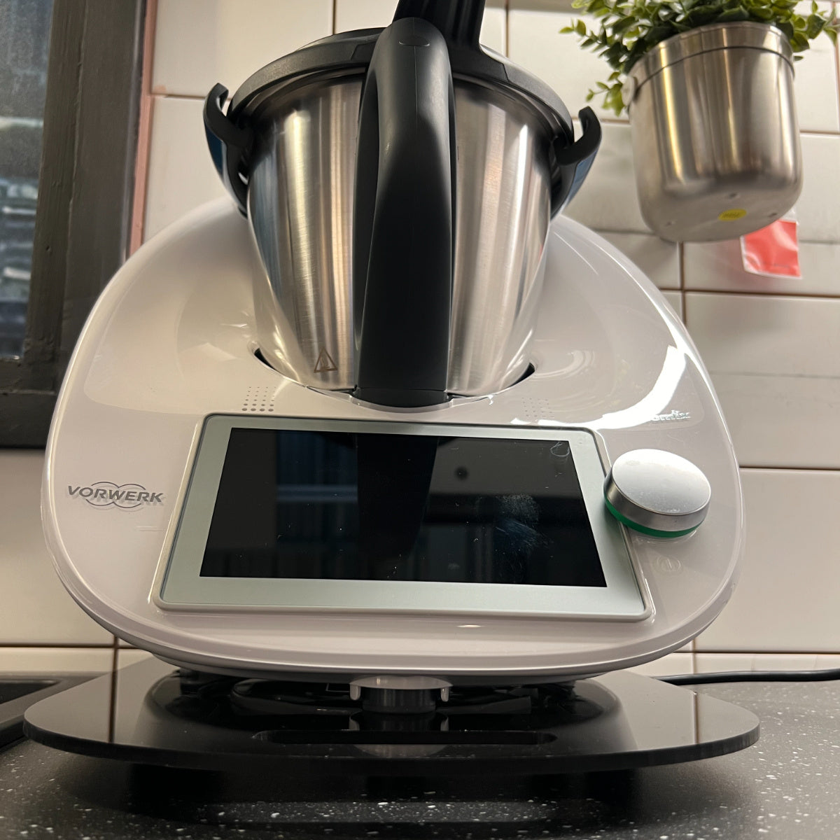 Этот прочный аксессуар для кухонного комбайна представляет собой однослойный акриловый противоскользящий коврик, специально разработанный для Thermomix TM5 TM6. Он служит опорной подушкой для вашего кухонного прибора и доступен в черном и белом вариантах.