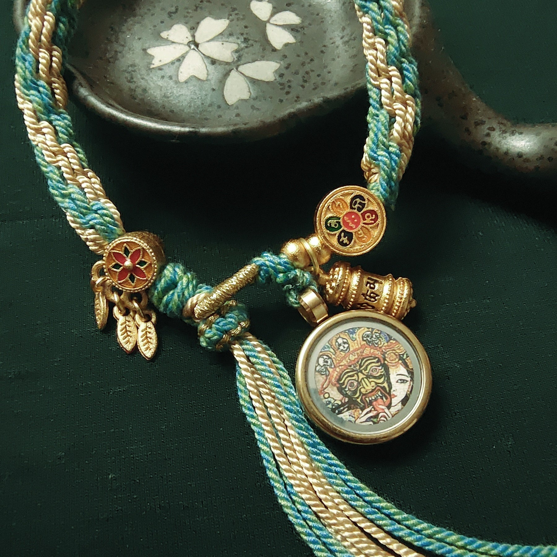 Pulsera trenzada de acero de titanio con bendiciones budistas tibetanas para hombres y mujeres