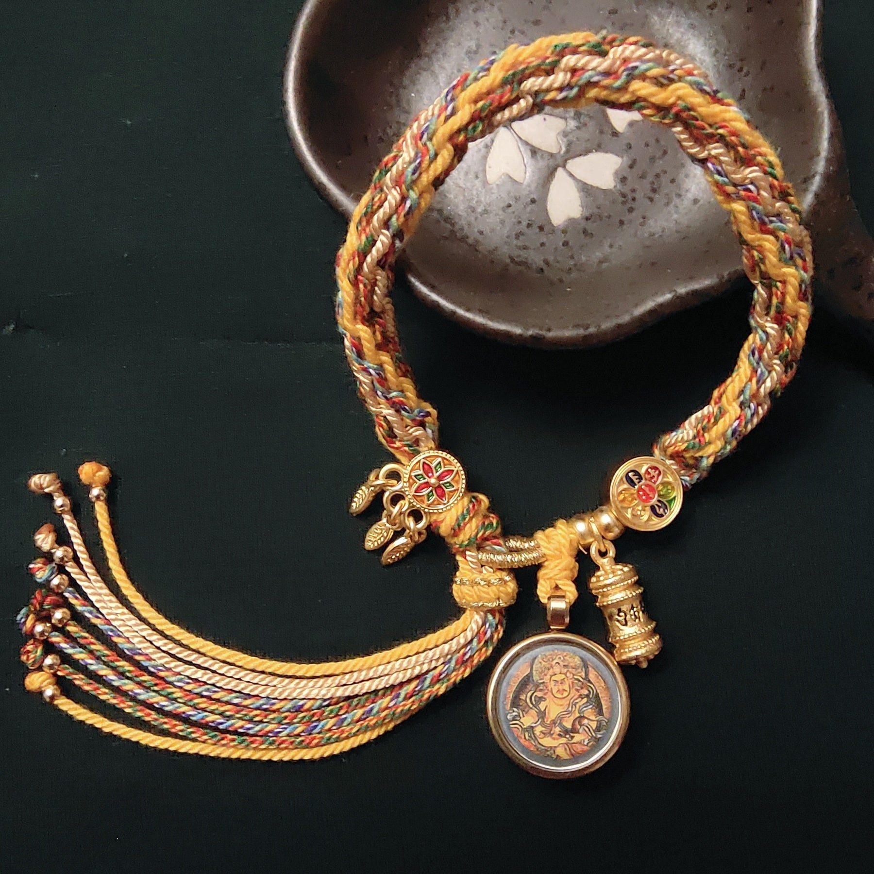 Pulsera trenzada de acero de titanio con bendiciones budistas tibetanas para hombres y mujeres