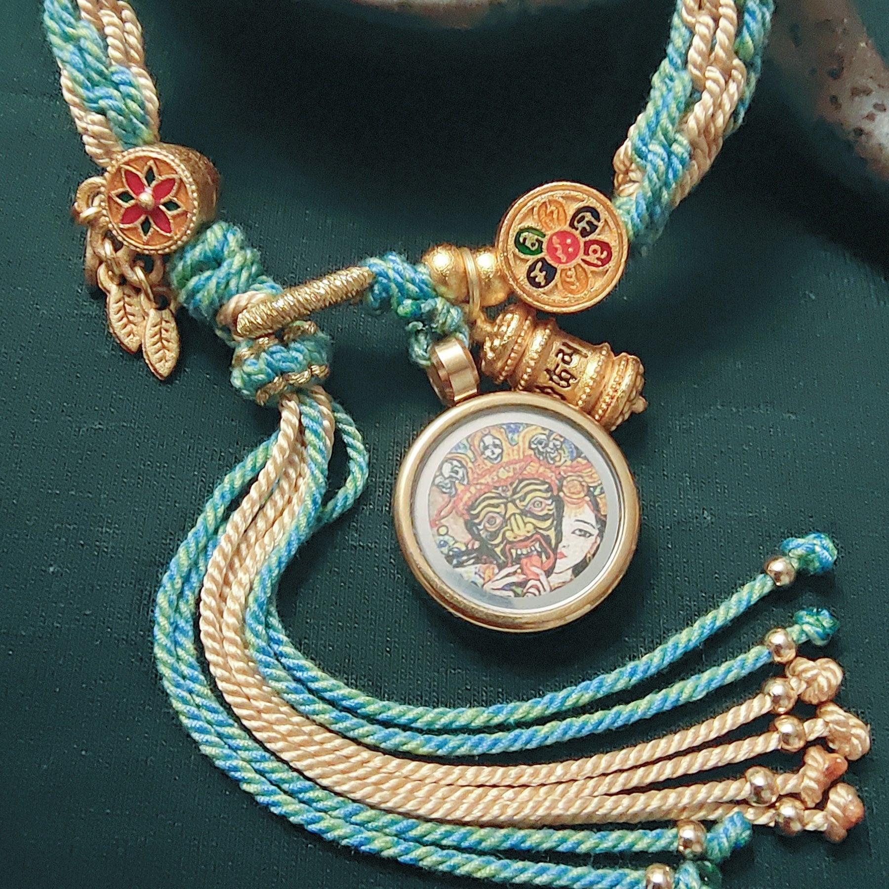 Pulsera trenzada de acero de titanio con bendiciones budistas tibetanas para hombres y mujeres