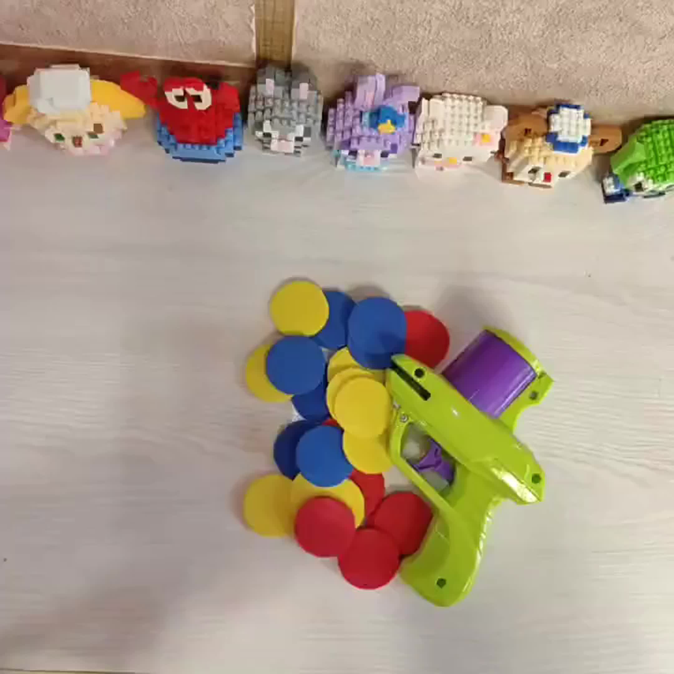 Juguete para gatos con discos voladores de colores, plástico duradero, lanzador interactivo para gatos, sin batería