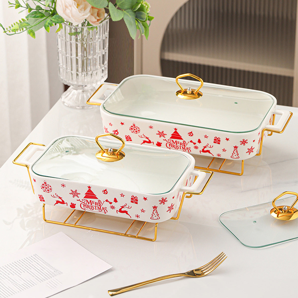 Комплект керамической посуды с праздничными рождественскими узорами - включает в себя суповые и кассерольные блюда, а также стильную железную подставку - идеально подходит для организации праздничных встреч или для улучшения декора вашей кухни.