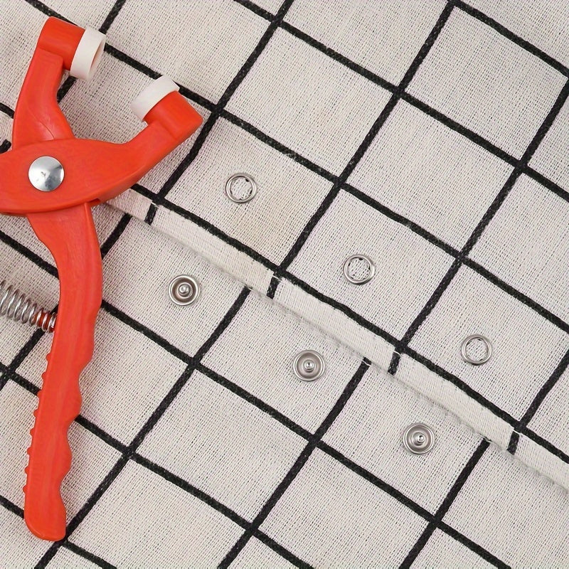 Набор из 50 прочных металлических кнопок с плоскогубцами и прозрачной коробкой-органайзером для рукоделия на одежде, сумках и шляпах. Включает пластиковый ручной инструмент для установки кнопок.