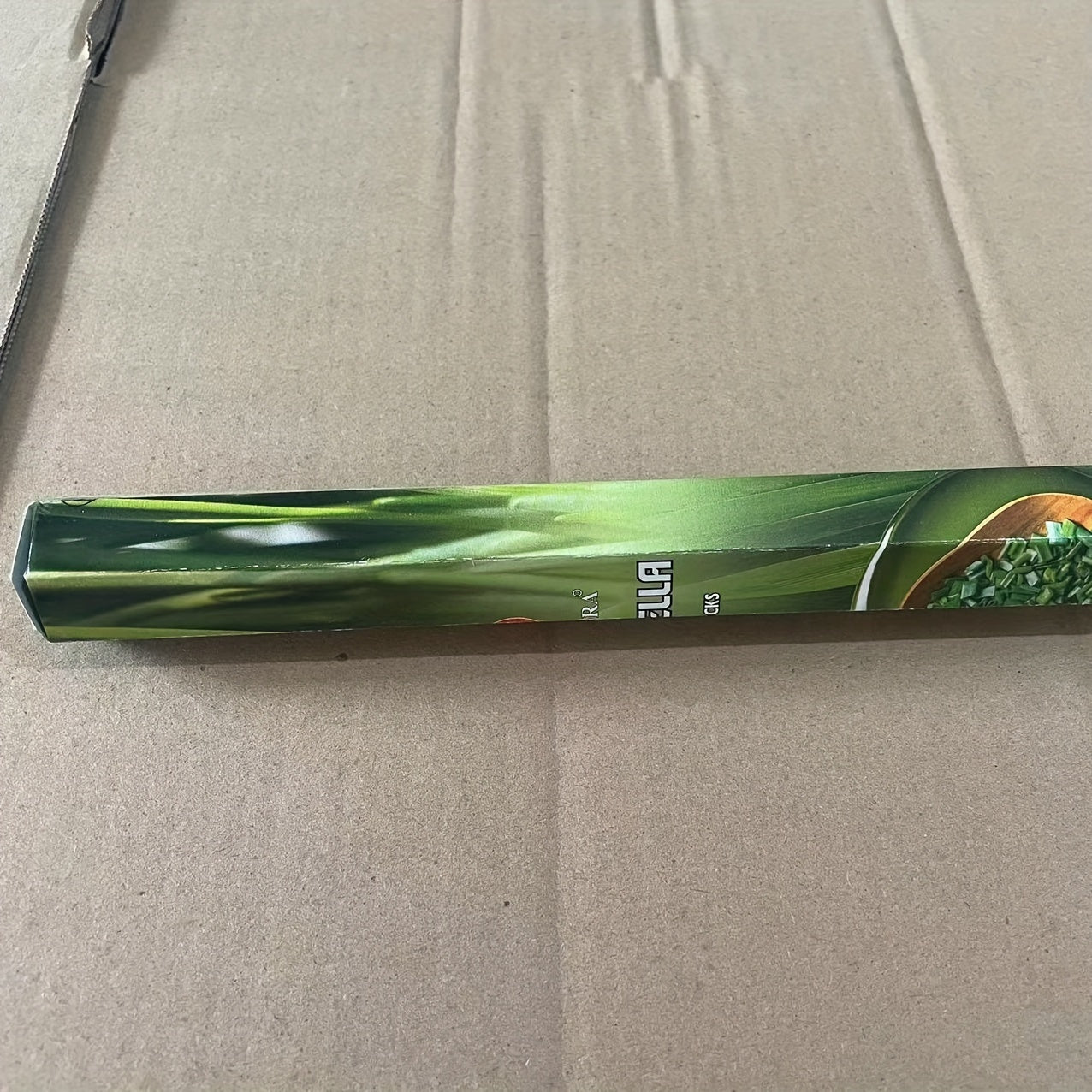 Выберите из 35 ароматов, включая ладан, розу, жасмин, османтус и амбер. Идеально подходит для очистки воздуха и расслабления в гостиных, спальнях, отелях, офисах и развлекательных заведениях.