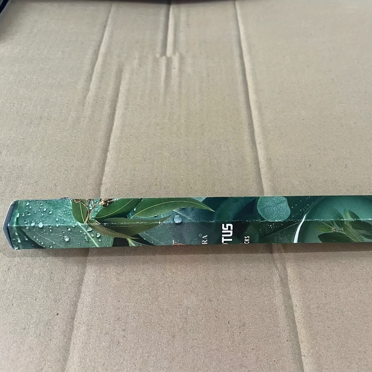 Выберите из 35 ароматов, включая ладан, розу, жасмин, османтус и амбер. Идеально подходит для очистки воздуха и расслабления в гостиных, спальнях, отелях, офисах и развлекательных заведениях.