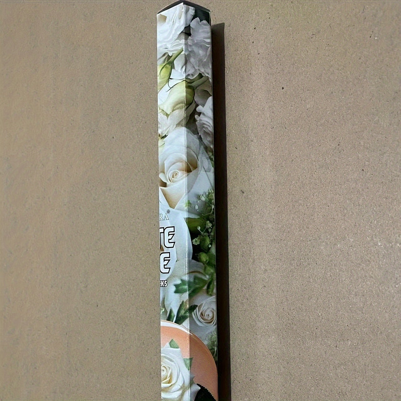 Выберите из 35 ароматов, включая ладан, розу, жасмин, османтус и амбер. Идеально подходит для очистки воздуха и расслабления в гостиных, спальнях, отелях, офисах и развлекательных заведениях.