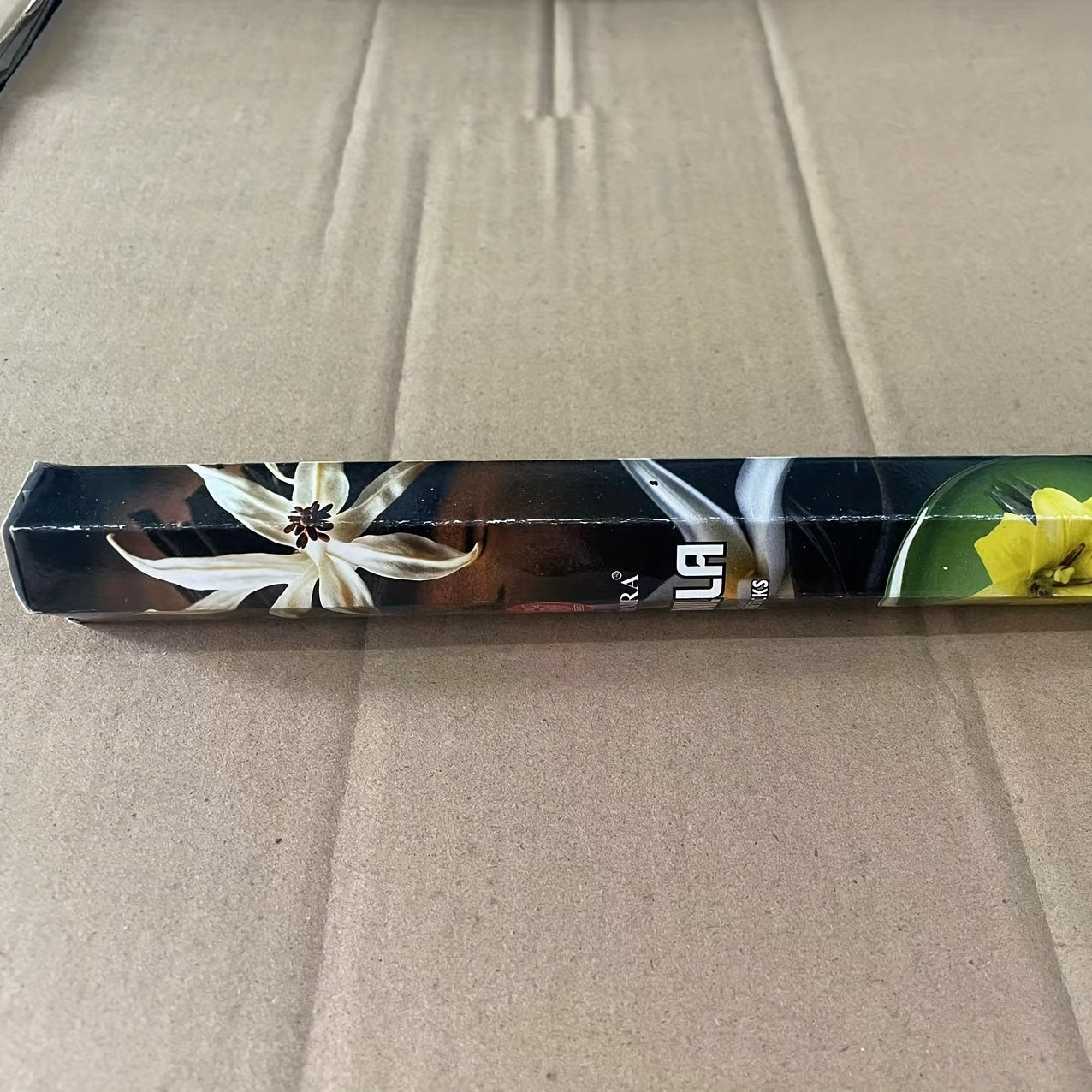 Выберите из 35 ароматов, включая ладан, розу, жасмин, османтус и амбер. Идеально подходит для очистки воздуха и расслабления в гостиных, спальнях, отелях, офисах и развлекательных заведениях.