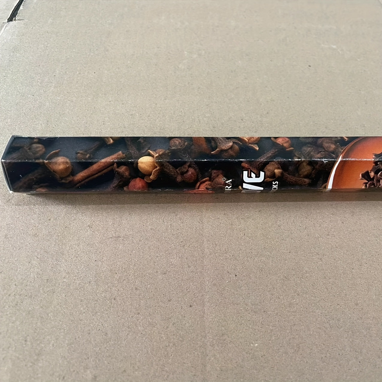 Выберите из 35 ароматов, включая ладан, розу, жасмин, османтус и амбер. Идеально подходит для очистки воздуха и расслабления в гостиных, спальнях, отелях, офисах и развлекательных заведениях.