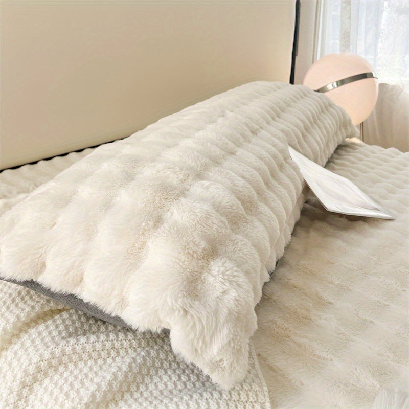 Роскошный пододеяльник кремового цвета из мягкого и пушистого кораллового флиса. Оснащен дышащим дизайном с конвертным закрытием, идеально подходит для добавления уютного акцента в декор вашего дивана или кровати зимой. Машинная стирка для легкого ухода.