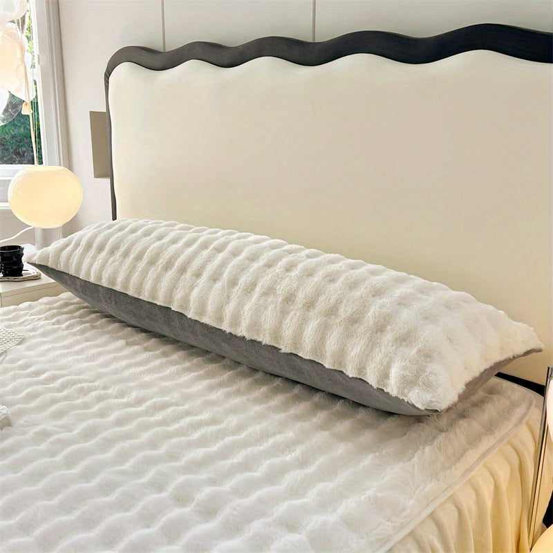 Роскошный пододеяльник кремового цвета из мягкого и пушистого кораллового флиса. Оснащен дышащим дизайном с конвертным закрытием, идеально подходит для добавления уютного акцента в декор вашего дивана или кровати зимой. Машинная стирка для легкого ухода.