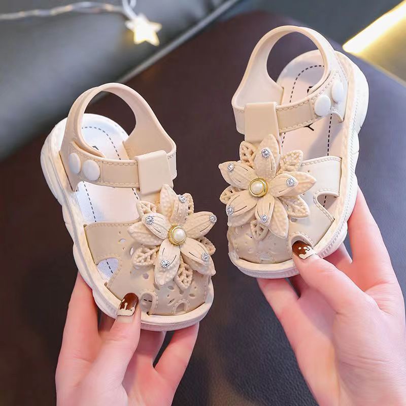 Sandalias de niña pequeña para verano con adornos de flores, zapatos de PVC con corte calado y cierre de hebilla