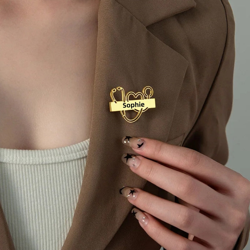 Shaxsiylashtirilgan zanglamaydigan po'latdan yasalgan stetoskop brosh va maxsus gravirovkali, erkaklar va ayollar uchun