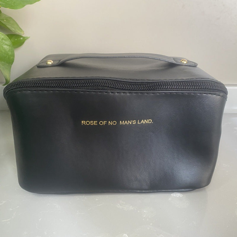 Zarif pushti sayohat makiyaj sumkasi, bo'laklar bilan, katta sig'imli, suv o'tkazmaydigan va formaldegiddan xoli. Terini parvarish qilish va makiyaj zaruriyatlari uchun mos. Mustahkam va ko'chirish uchun qulay to'liq saqlash.