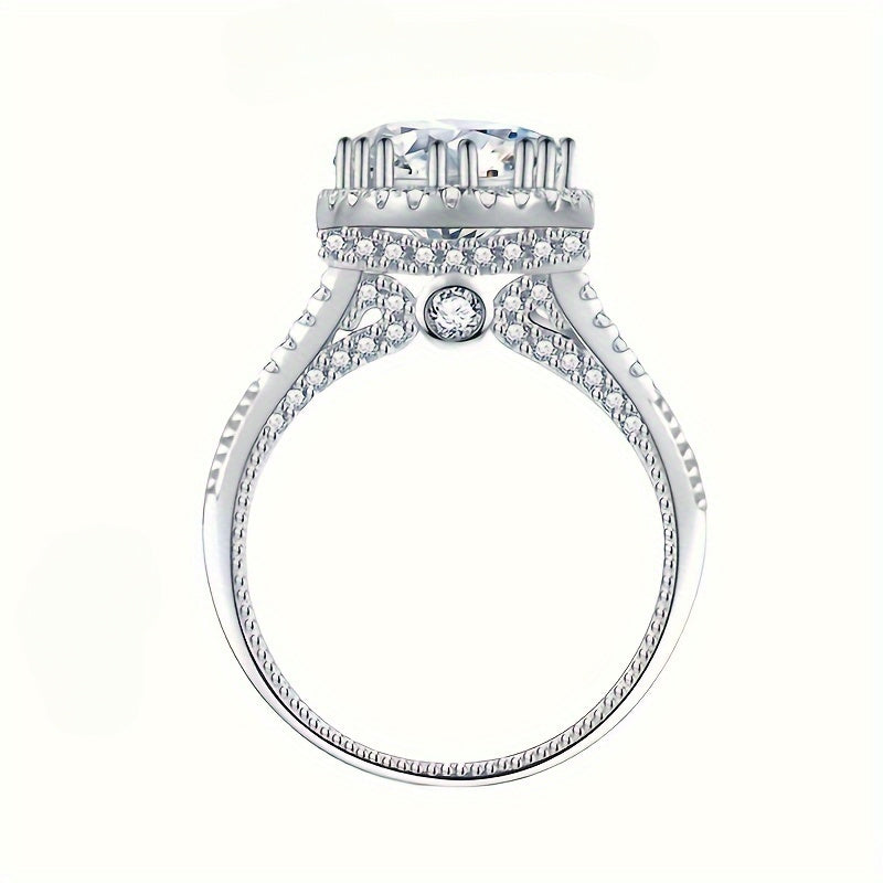 LOVSSOM Elegant 2 Carat Moissanite to'y uzuk bilan hashamatni his eting. 925 Sterling Silver bilan tayyorlangan, bu to'ylar, yubileylarga va maxsus tadbirlarga ideal tanlovdir. Mukammal taqdimot uchun go'zal sovg'a qutisida keladi.