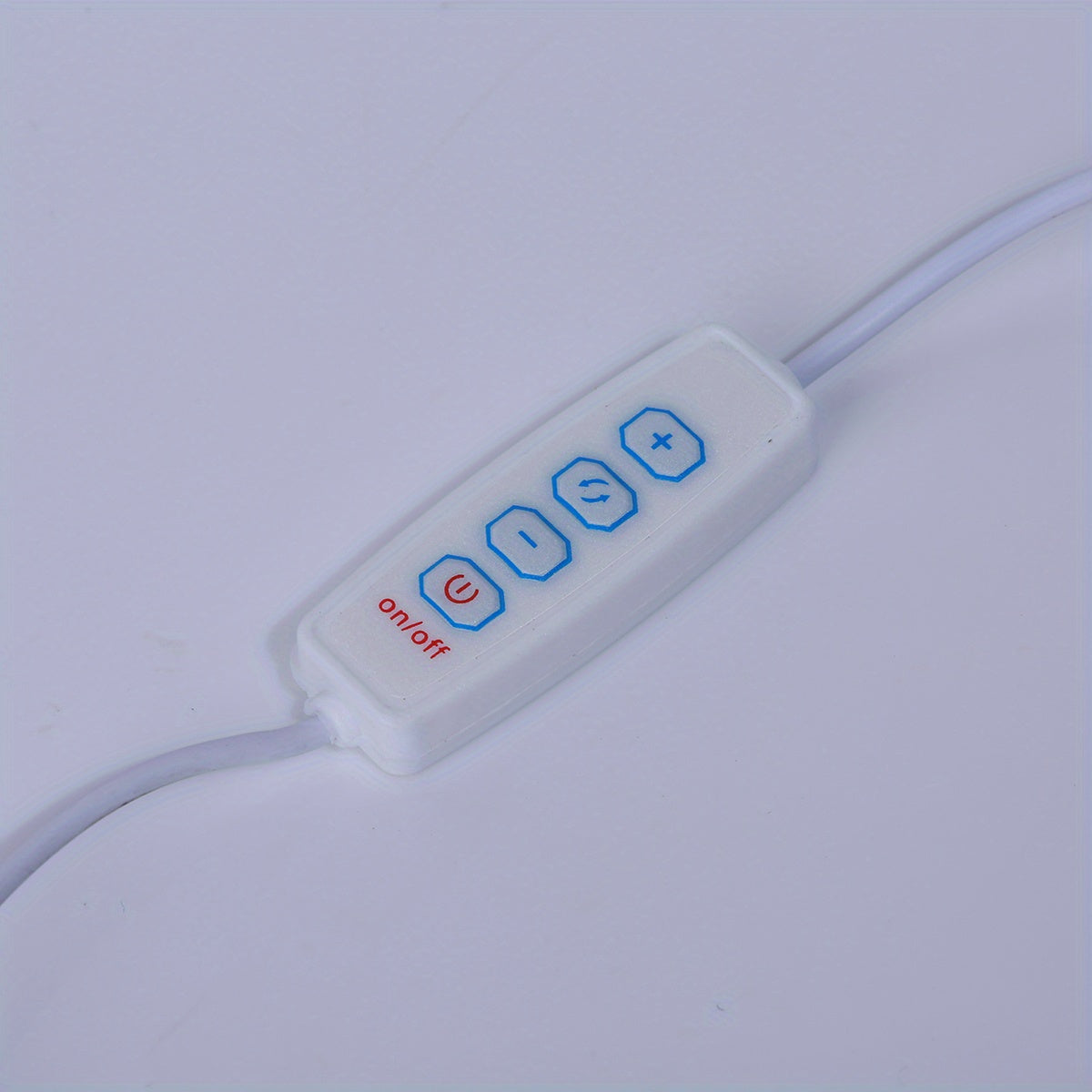 O'z joyingizni bizning Shaxsiylashtirilgan Foto Kecha Yoritgichi bilan sozlang, u maxsus oynali ramka va 3 ta rang variantiga ega. Bu do'stlar, tug'ilgan kunlar, to'ylar va bayram mavsumi uchun mukammal sovg'a bo'ladi.