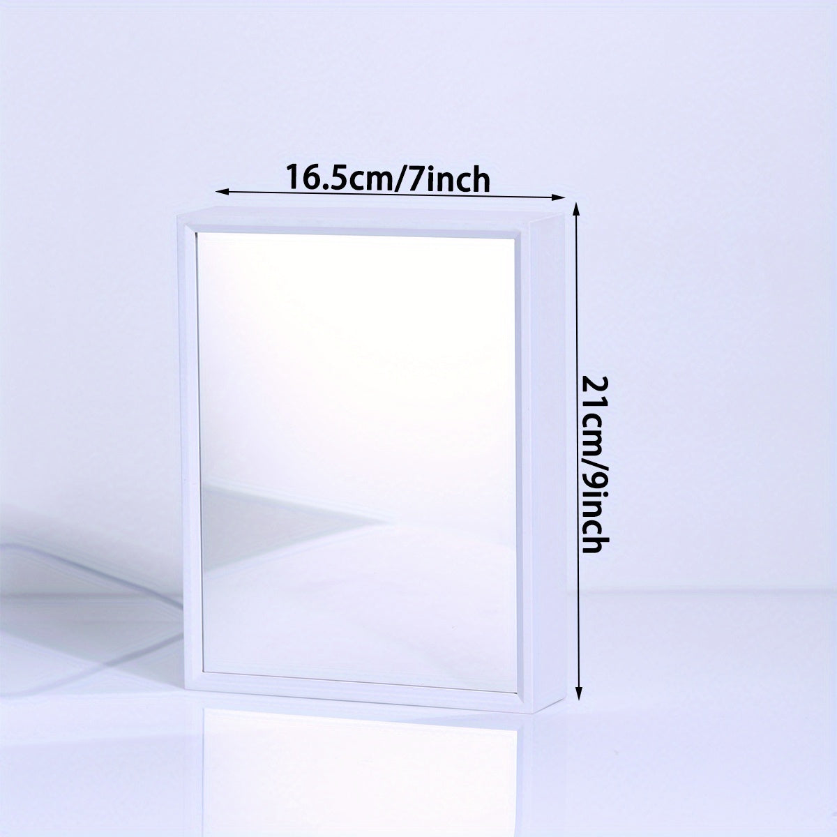 O'z joyingizni bizning Shaxsiylashtirilgan Foto Kecha Yoritgichi bilan sozlang, u maxsus oynali ramka va 3 ta rang variantiga ega. Bu do'stlar, tug'ilgan kunlar, to'ylar va bayram mavsumi uchun mukammal sovg'a bo'ladi.