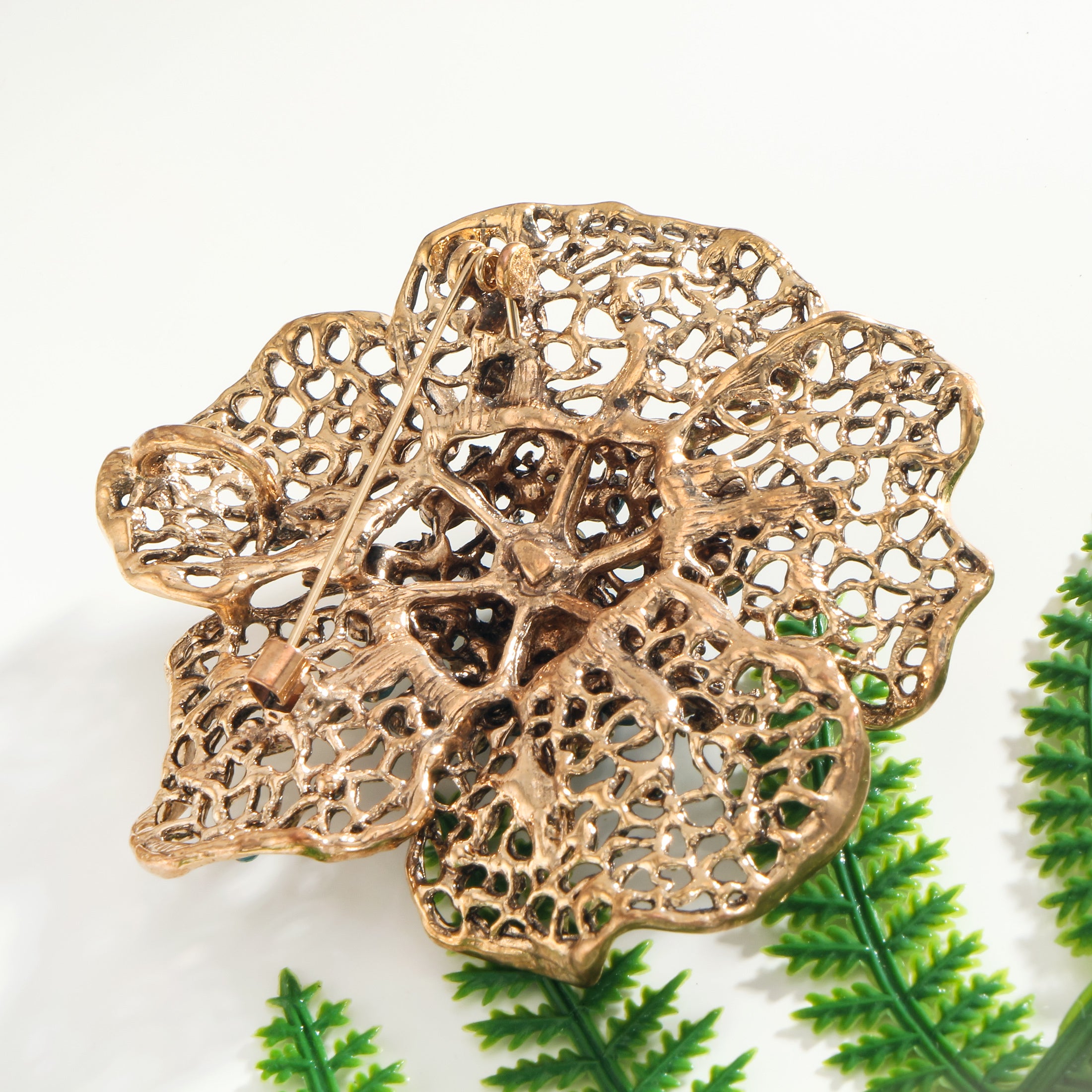 Women’s Rhinestone Flower Brooch Pin Hypoallergenic Jewelry for Daily Wear or Gifting