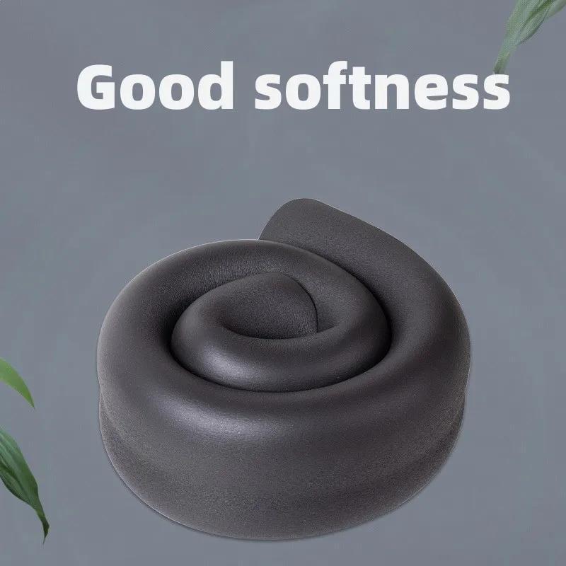 Водонепроницаемая черная трубка из губчатой резины длиной 170,69 см, предназначенная для использования в качестве теплоизоляционного трубчатого защитного кожуха в системах отопления, охлаждения и очистки воздуха.