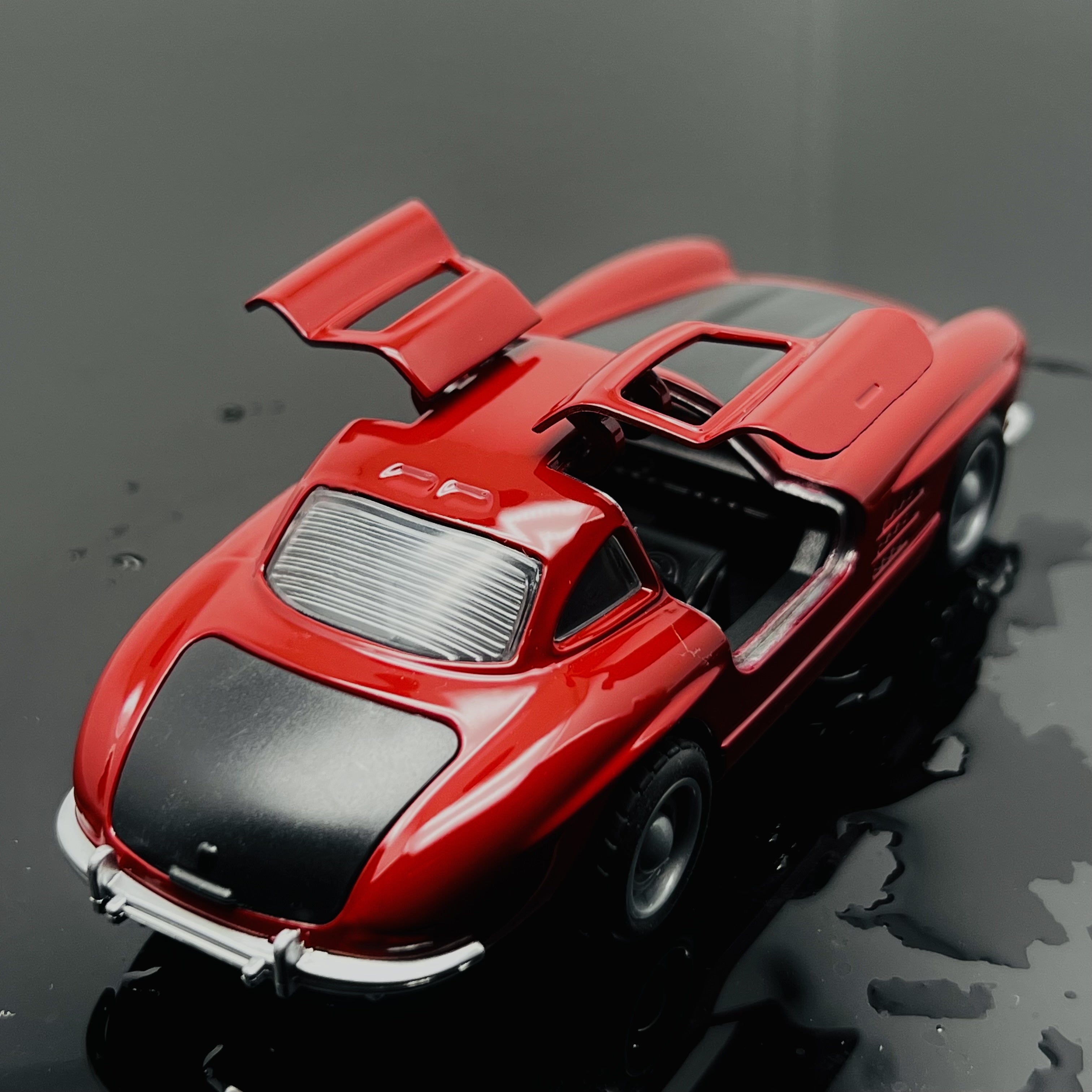 Винтажная модель автомобиля из сплава: классическая, металлическая коллекционная вещь для домашнего декора, не требующая электричества.