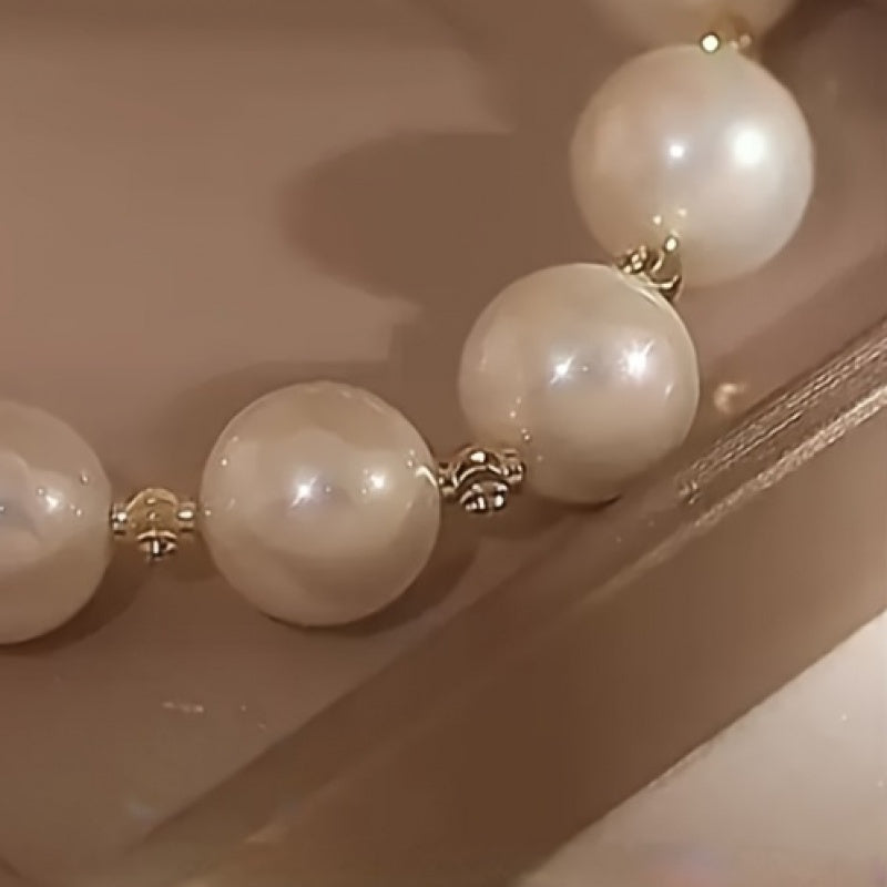 Vintage uslubidagi bilaguzuk, hashamatli tabiiy shirin marvaridlar bilan tayyorlangan - to'ylar, festival va maxsus tadbirlar uchun ideal. Ajoyib dizayni bilan go'zal qo'l mehnati, darhol kiyish uchun tayyor, nafis sovg'a qutisida taqdim etilgan.