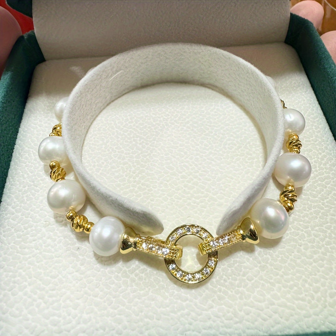 Vintage uslubidagi bilaguzuk, hashamatli tabiiy shirin marvaridlar bilan tayyorlangan - to'ylar, festival va maxsus tadbirlar uchun ideal. Ajoyib dizayni bilan go'zal qo'l mehnati, darhol kiyish uchun tayyor, nafis sovg'a qutisida taqdim etilgan.