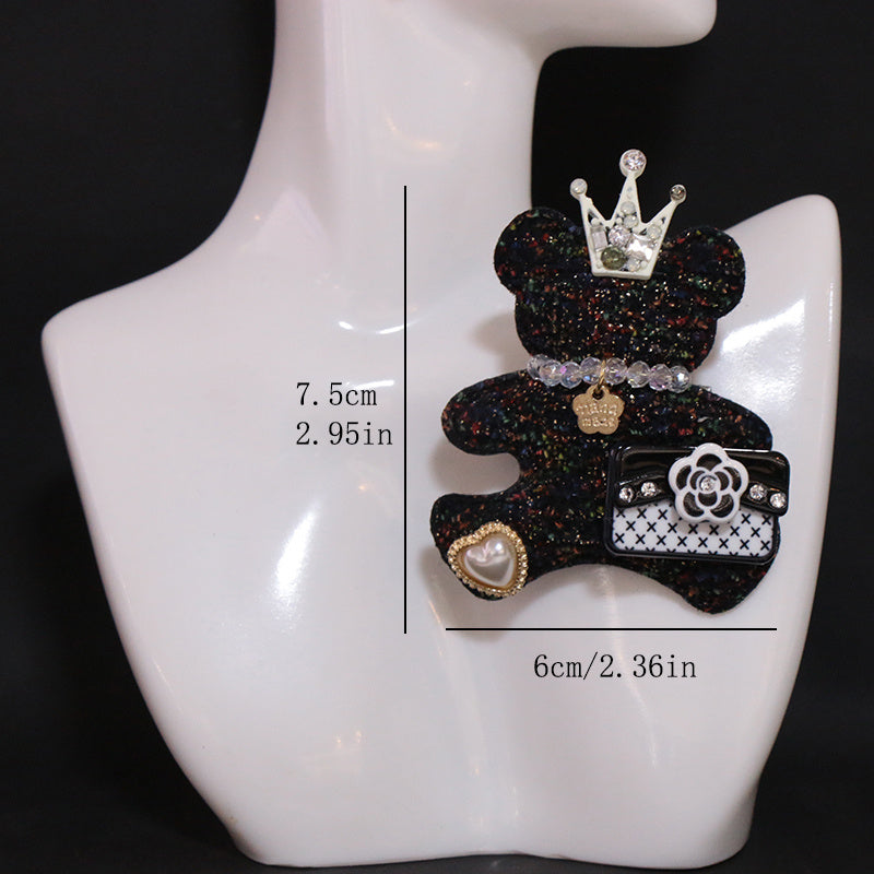 Vintage uslubidagi multfilm ayiq pin, parfyum ushlagichi bilan, yuqori sifatli plastikdan tayyorlangan va nafis hashamat uslubida ishlab chiqilgan, yangilik va moda aksessuarlarini qadrlaydigan ayollar uchun mukammal.