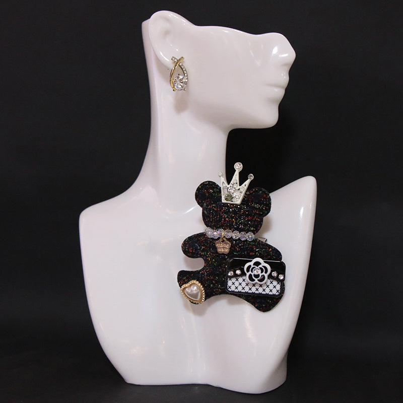 Vintage uslubidagi multfilm ayiq pin, parfyum ushlagichi bilan, yuqori sifatli plastikdan tayyorlangan va nafis hashamat uslubida ishlab chiqilgan, yangilik va moda aksessuarlarini qadrlaydigan ayollar uchun mukammal.