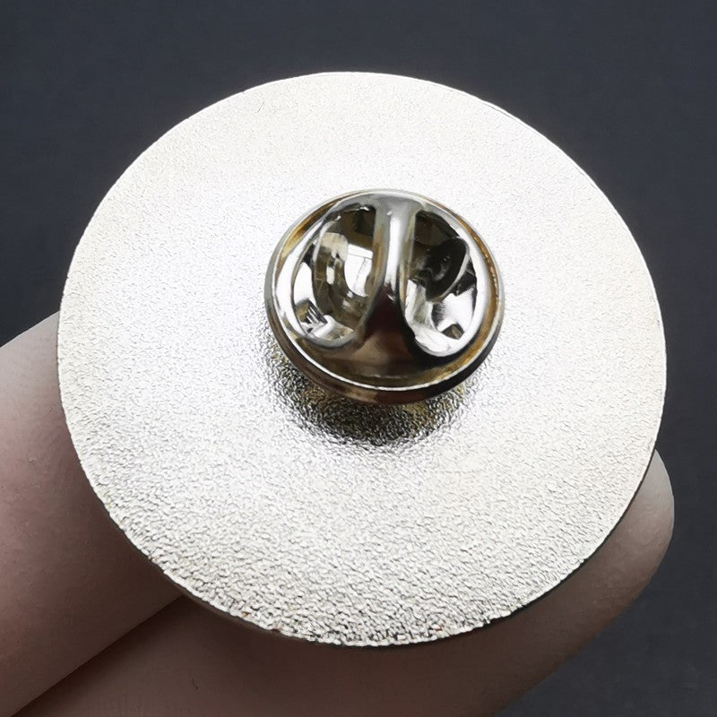 Brosh pin vintage rok guruhi uslubida, metall qotishmasidan tayyorlangan va guruhning logotipi bilan - lapelingiz uchun mukammal musiqa aksessuaridir.