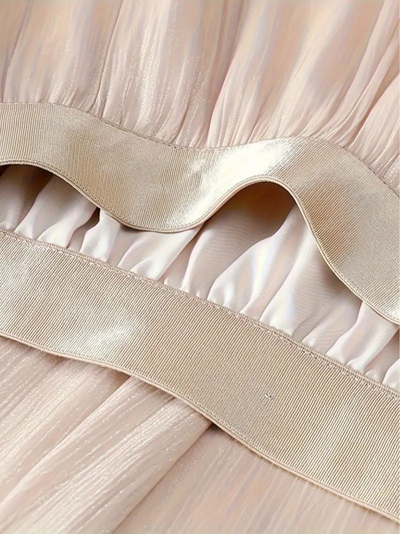 Ayollar uchun tasodifiy bir rangli A-siluetli yubka, 100% polyesterdan tayyorlangan. Elastik bel, to'kilgan dizayn va barcha mavsumlar uchun mos. Ta'til uchun ideal, og'irligi 150g/m².