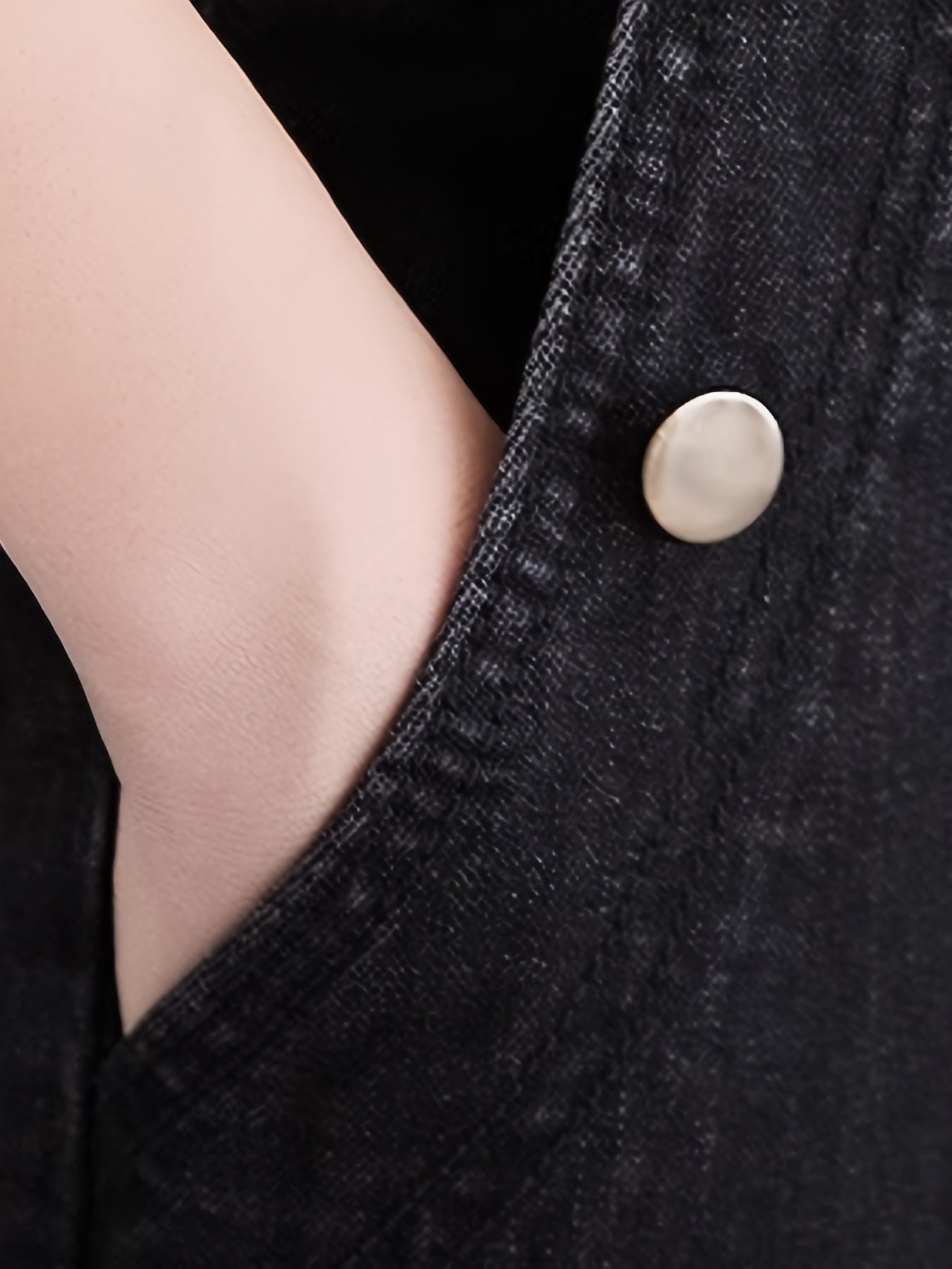 Ayollar uchun klassik qora denim overall, sozlanadigan kamarlar, keng kesim, qiyshiq cho'ntaklar va harem qirralari bilan, cho'zilmaydigan matodan tayyorlangan, barcha mavsumlar uchun mos.