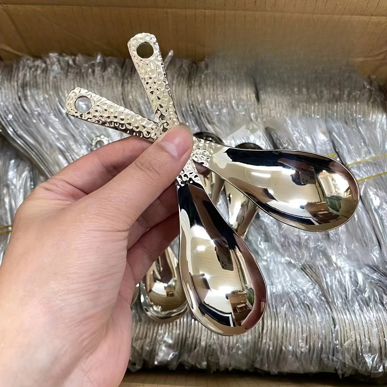 4-to‘rtlik zanglamaydigan po‘latdan yasalgan shirinlik qoshiqchalari to‘plami, osilgan saqlash sumkasi bilan