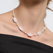 ZAYCAN Baroque Art Pearl Necklace zamonaviy va modali bo'lib, tabiiy shirin suv marvaridlari bilan bezatilgan vintage barg dizayniga ega. Ushbu aksessuar har qanday kiyimga vintage uslub qo'shadi va banketlar, to'ylar yoki sifatida mukammaldir.